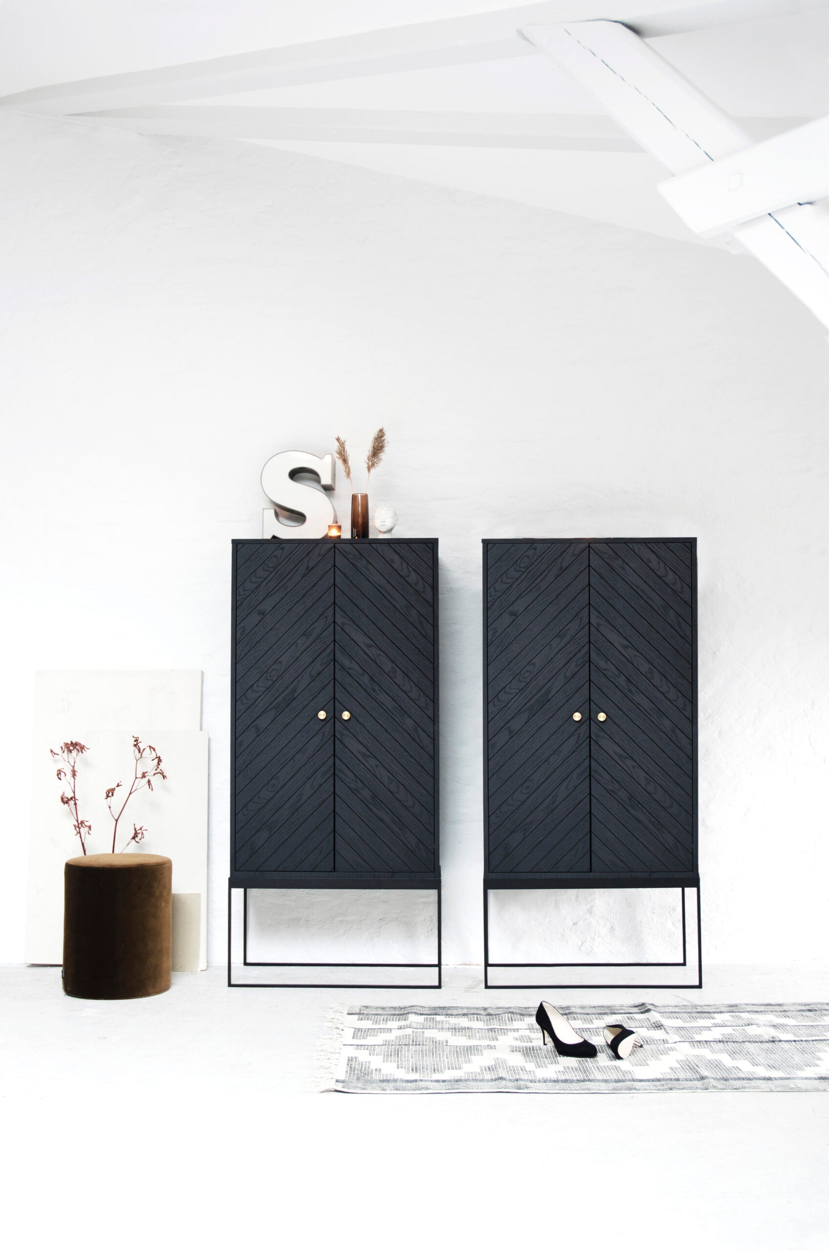 DIS CABINET