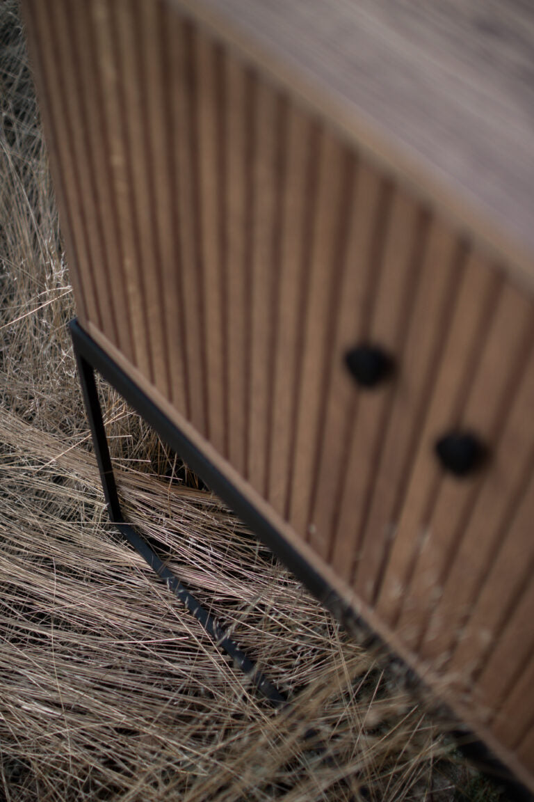 DIS SIDEBOARD